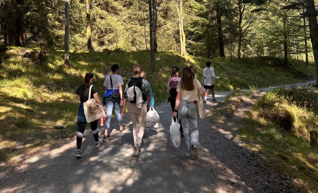 Sisterhood-gruppen på vei opp til Fløyen for å ha sommeravslutning i juni i år.
