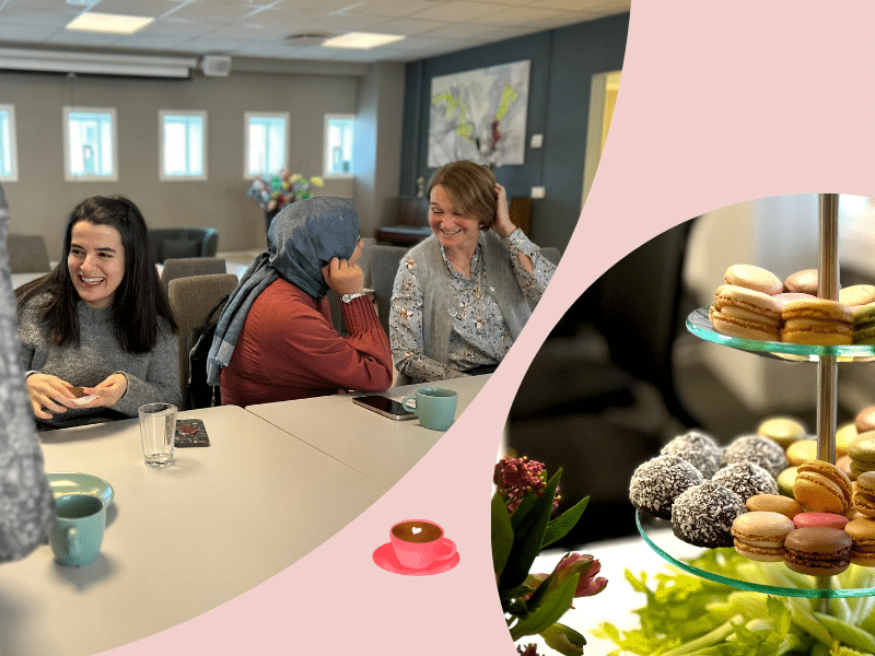 Bilde av kvinner som prater og koser seg på Kvinnekafé.