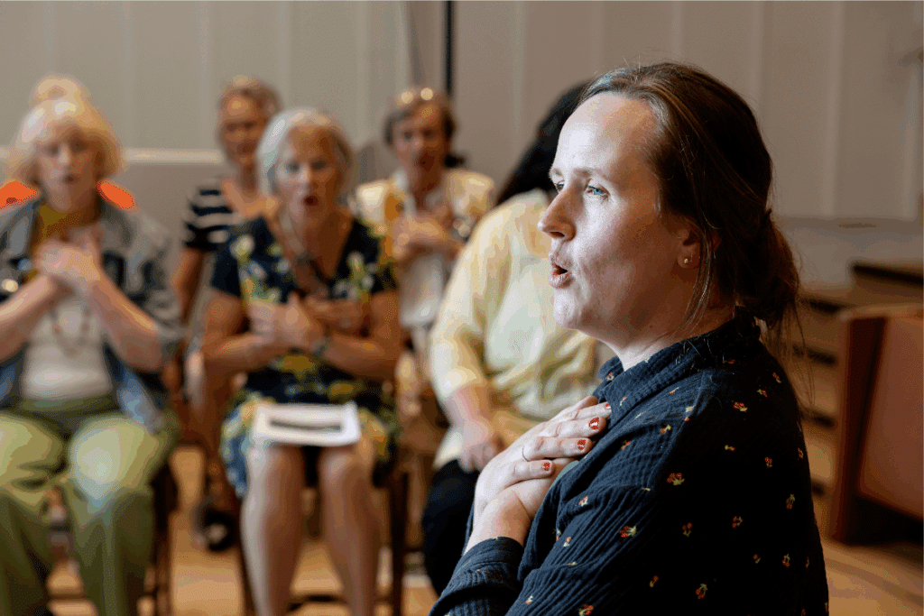 Bilde av personer som synger