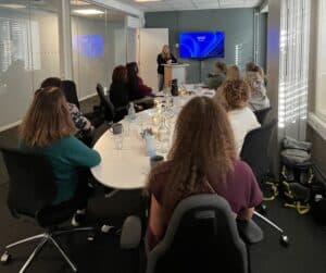 Bilder viser kvinner som er på kurset Styrk.