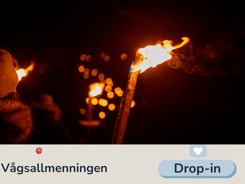 Bilde av tente lys og fakler. Tekst i bildet opplyser om at oppmøtestedet for fakkeltoget er Vågsalmenningen.