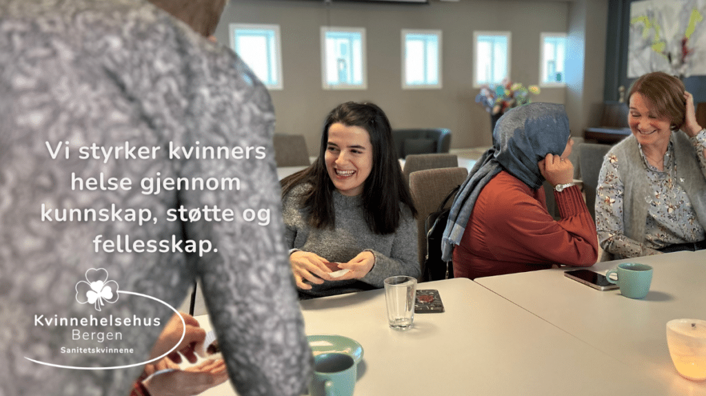 Bilde av smilende kvinner i samtale, med tekst Vi styrker kvinners helse gjennom kunnskap, støtte og fellesskap.