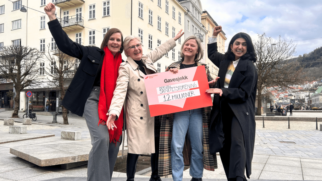 Glad gjeng som har mottatt en sjekk fra Sparebanken Norge.