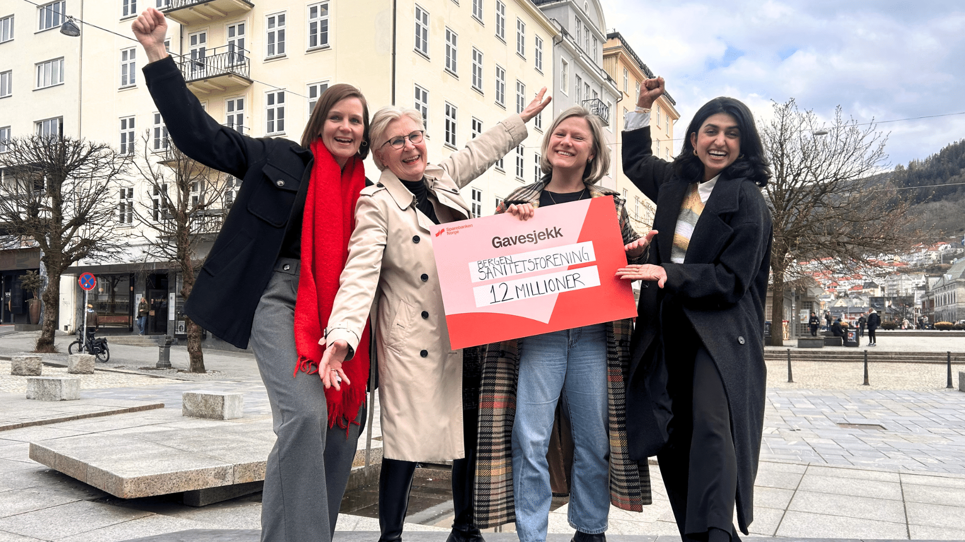 Glad gjeng som har mottatt en sjekk fra Sparebanken Norge.