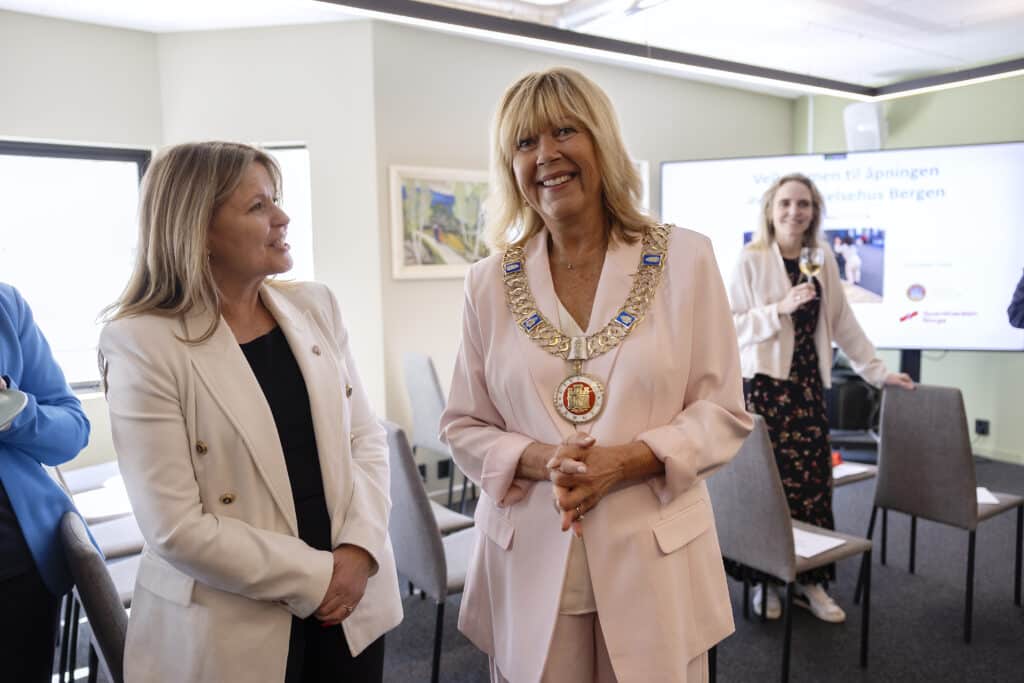 Ordfører i Bergen, Marit Warncke og Kari Helene Partapuoli, generalsekretær i Sanitetskvinnene