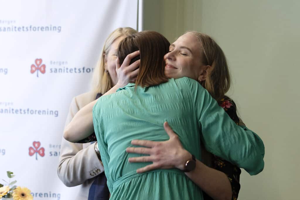 Bildet viser Marthe Valle og Ronja Trolie som klemmer